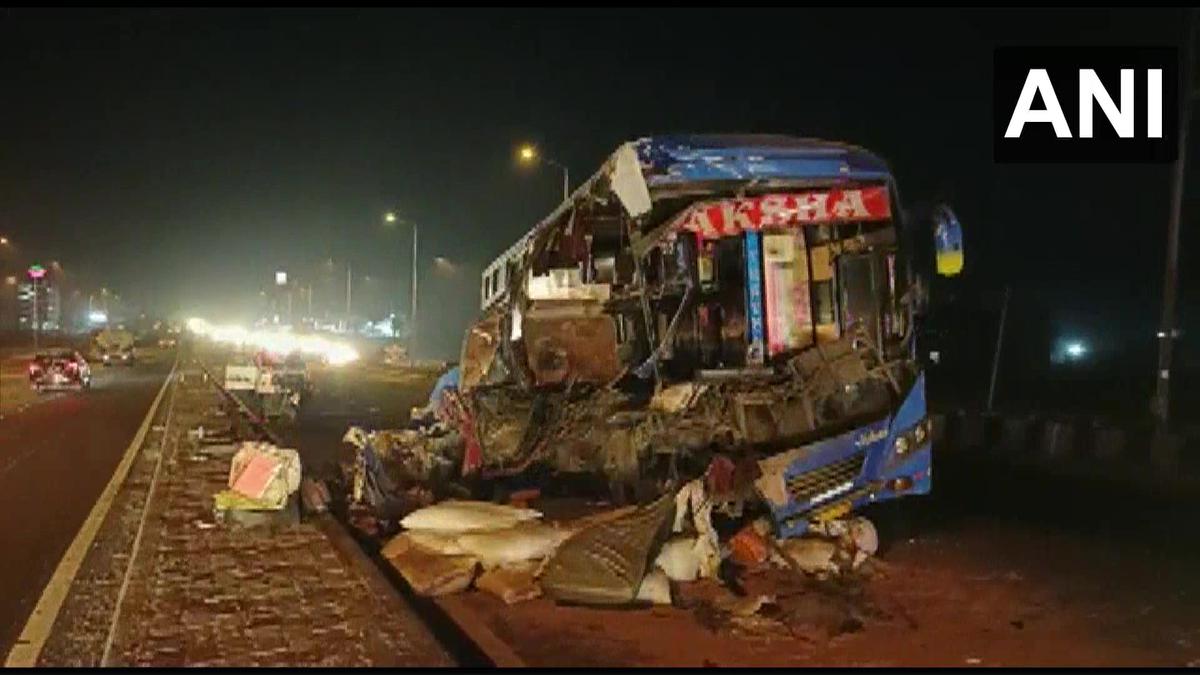 6 killed, 15 injured after bus rams into trailer near Vadodara - The Hindu